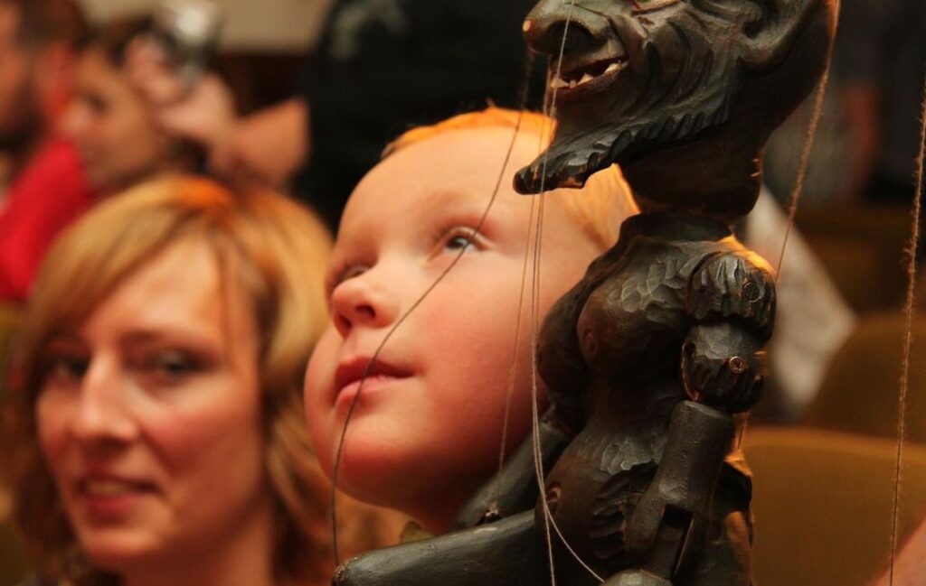 Děti a loutka čerta